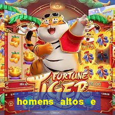 homens altos e magros pelados